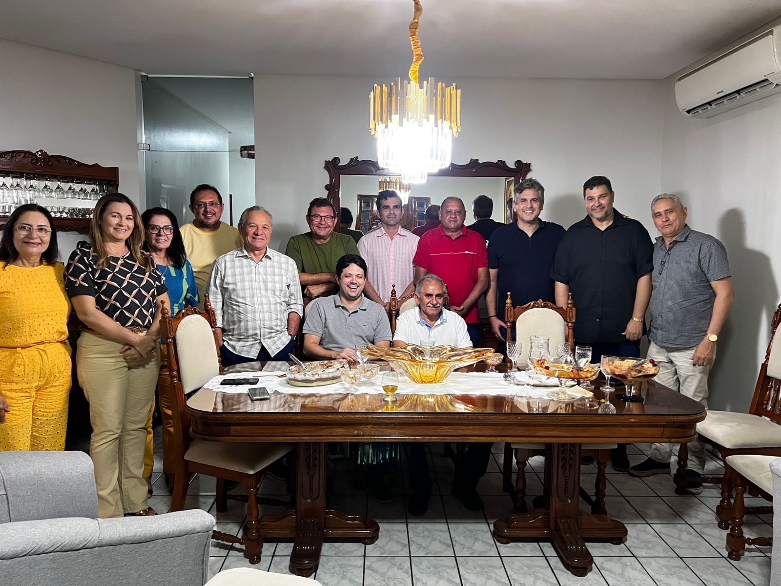 Reunião dos 13 vereadores da base do prefeito eleito Pablo Santos