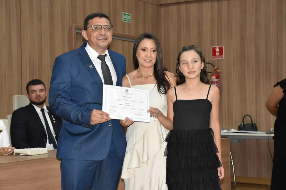 Marciano Macedo e família durante a diplomação