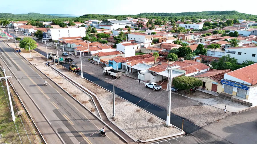 Asfaltamento de avenida em Geminiano