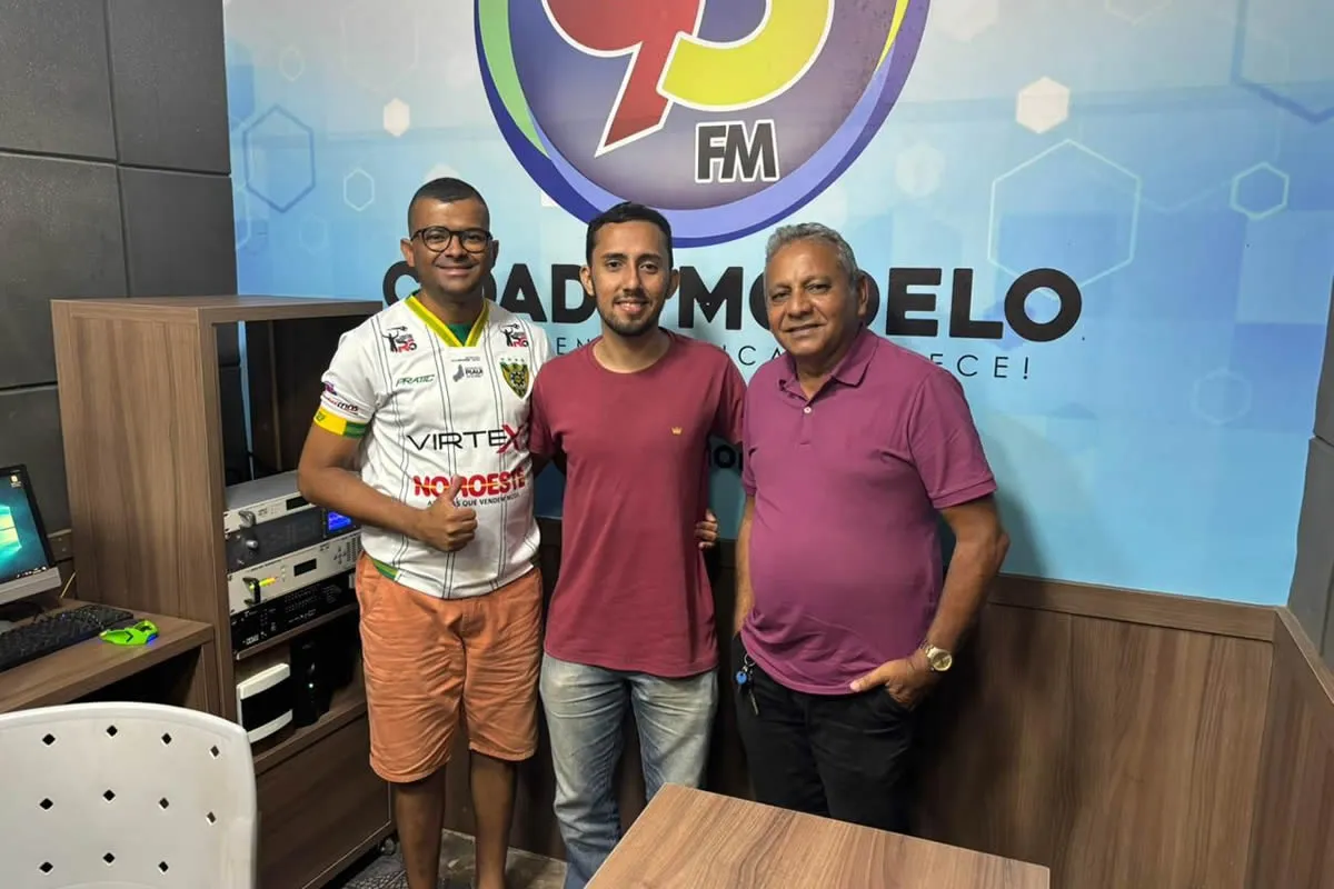 Domingos Sávio (coordenador de esportes da Semel Picos) e os apresentadores Jedson Sousa e Inácio Gomes