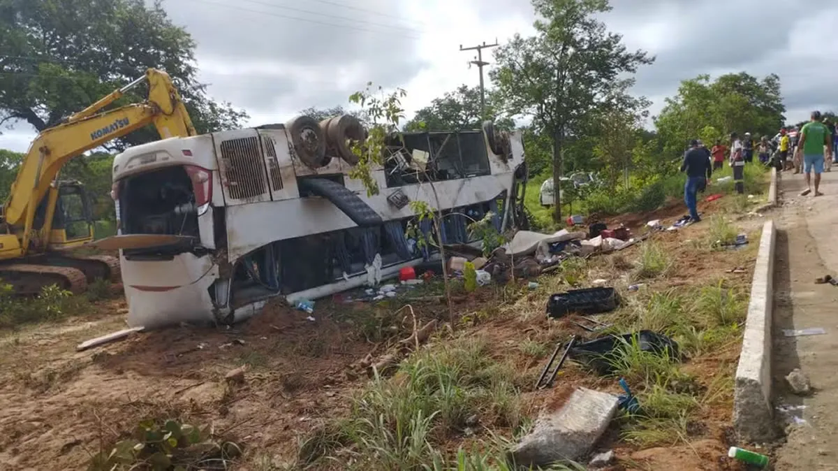 Ônibus com passageiros tomba na BR-135, no Sul do Piauí — Foto: Valdênio Gomes/Rádio Cerrado FM