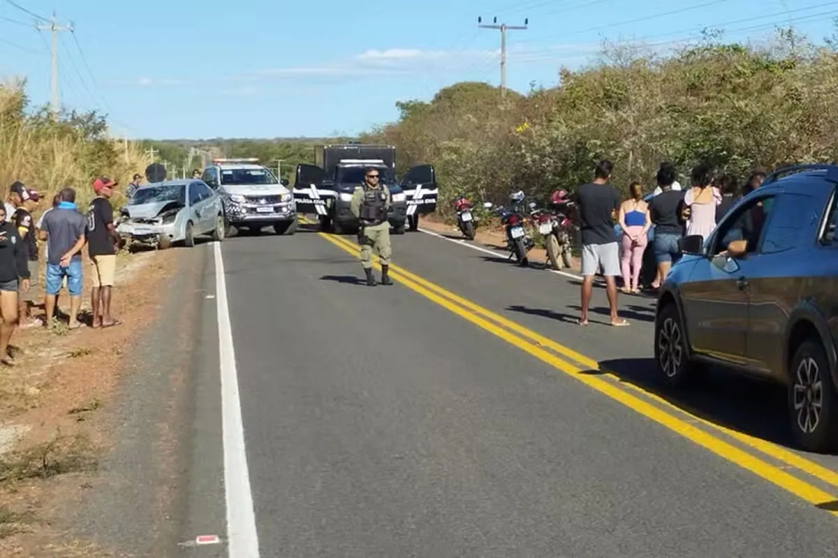 Mulher morre e três ficam feridos após acidente com carro e duas motos no interior do Piauí — Foto: Reprodução