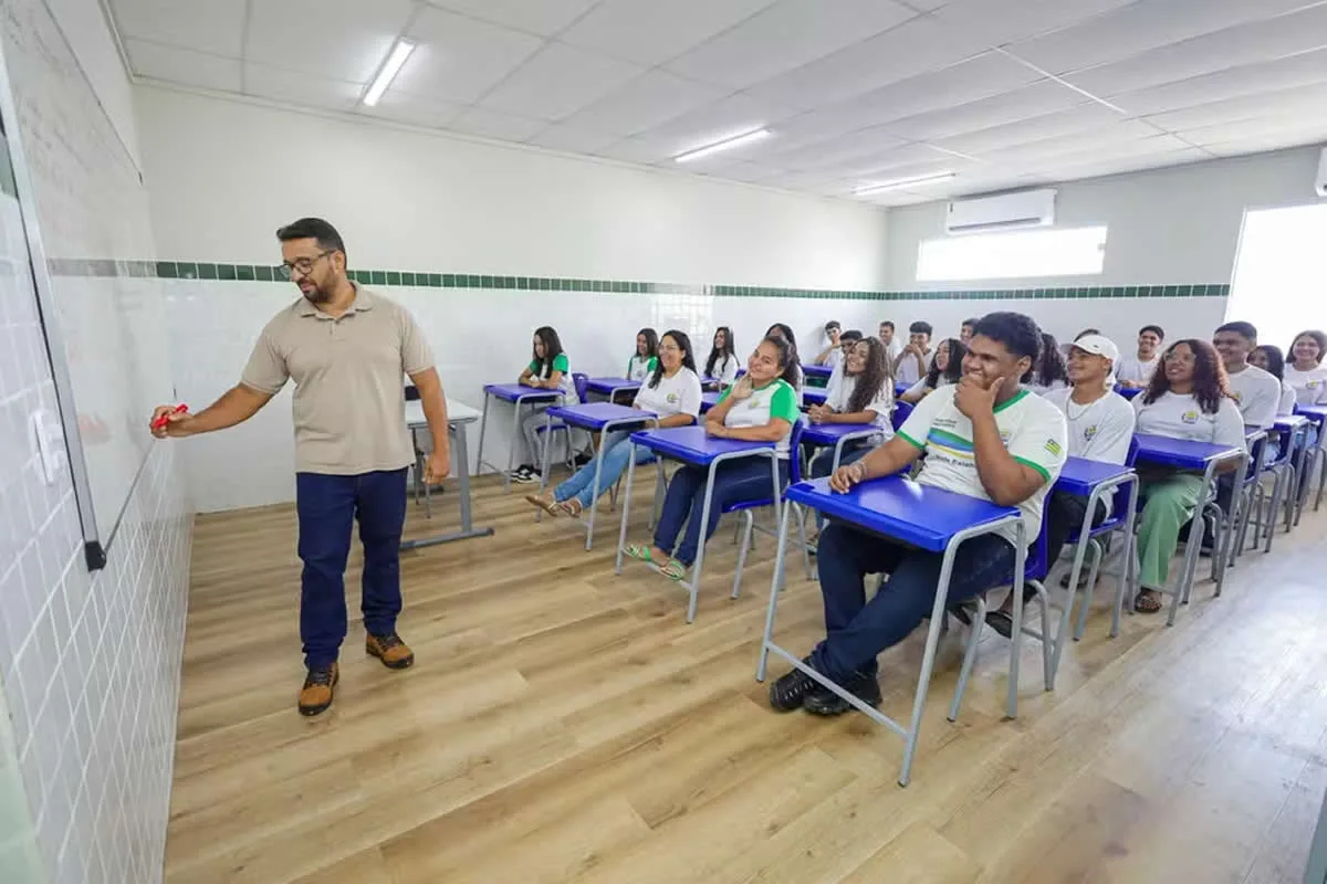 Professor em sala de aula da rede de ensino do Piauí — Foto: Divulgação/Seduc
