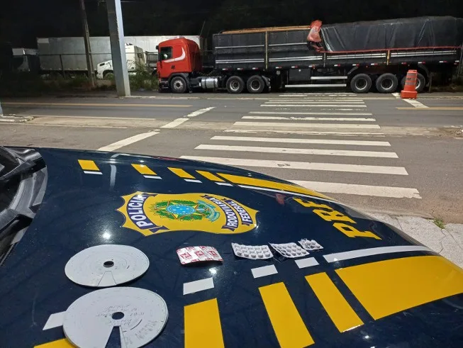 Comprimidos e carga de madeira irregular – Foto: PRF