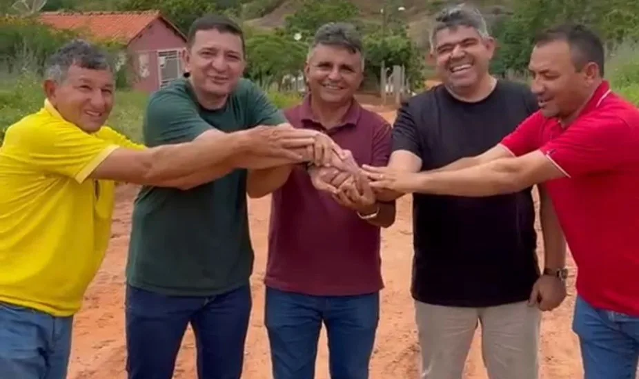 Prefeito-Marciano-Macedo-autorizou-inicio-de-calcamento-no-povoado-Rodeador-em-Aroeiras-do-Itaim-no-feriado-de-Tiradentes-com-presenca-do-vice-prefeito-Zenio-Neves-e-vereadores.-1