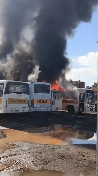 Incêndio em ônibus escolares de PIcos - Foto: Redes Sociais