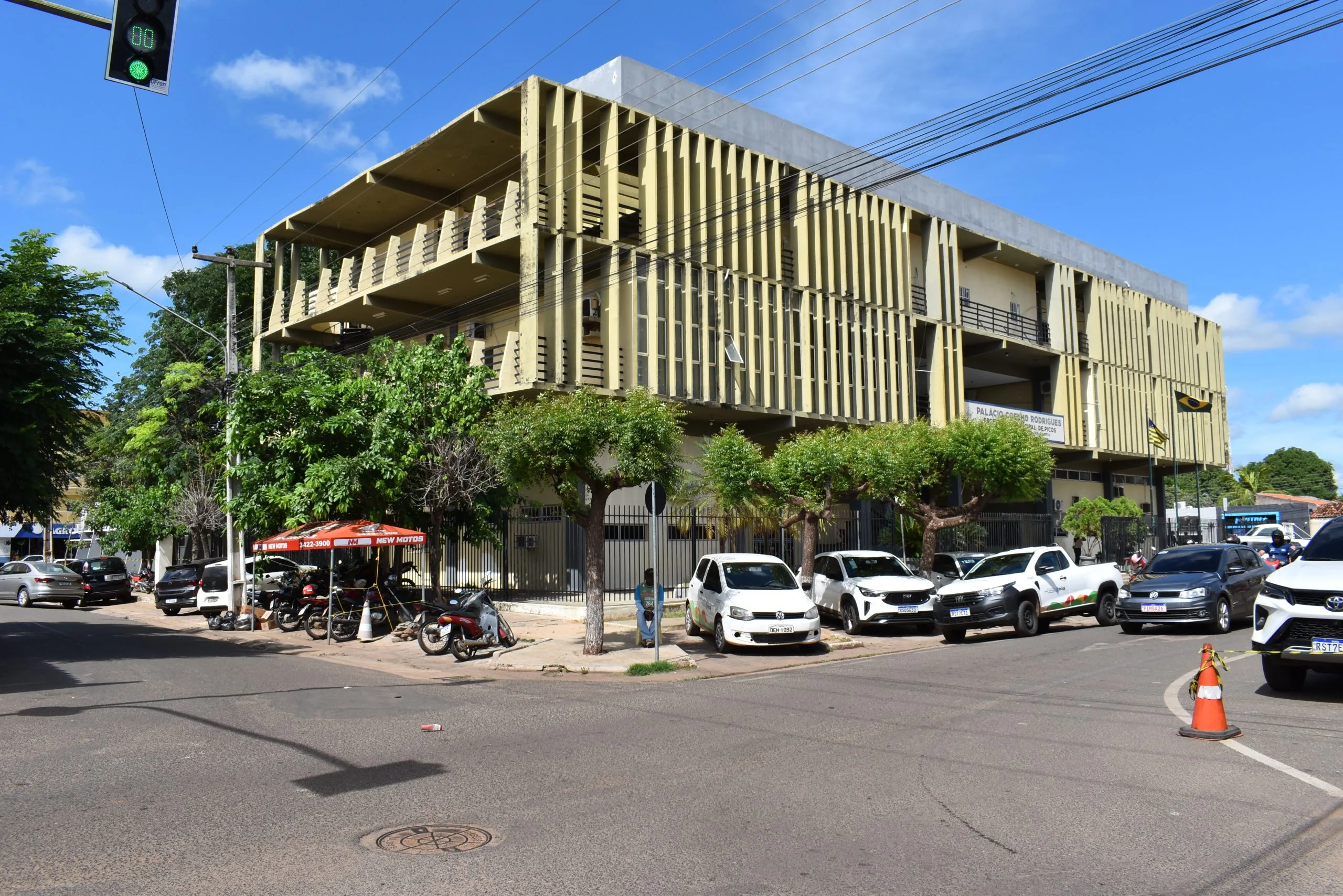 A Prefeitura reforça que a participação da população em ambos os momentos é indispensável para alinhar o planejamento urbano às demandas atuais e futuras.