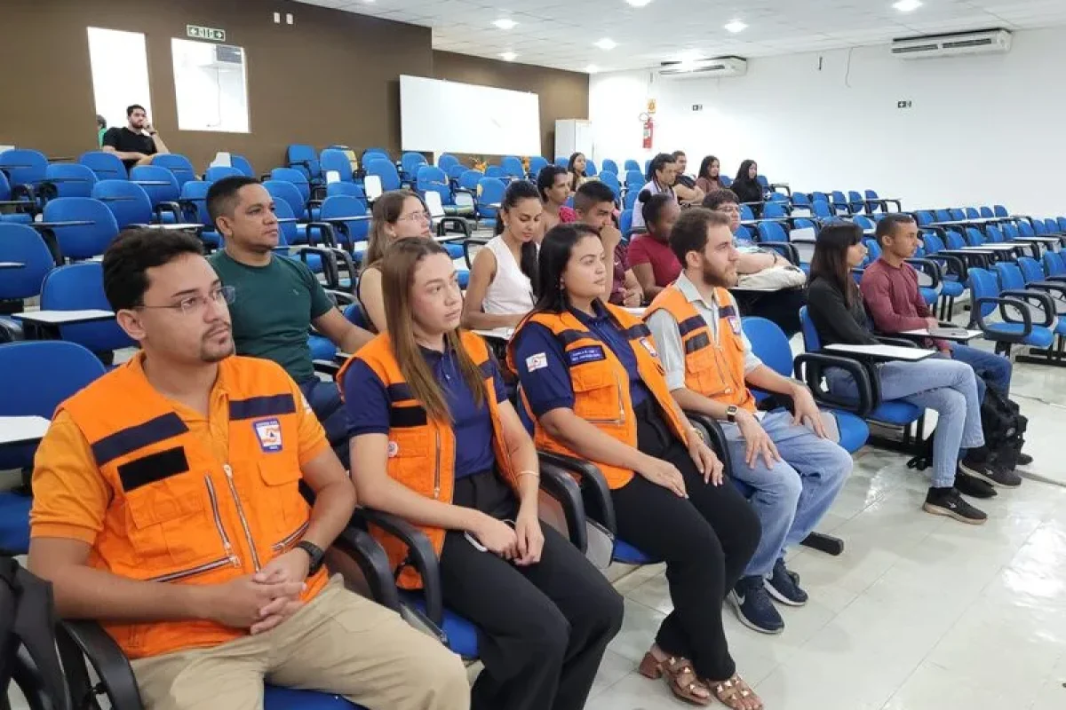 Voluntários passam por momento formativo (Foto: Isael Pereira)