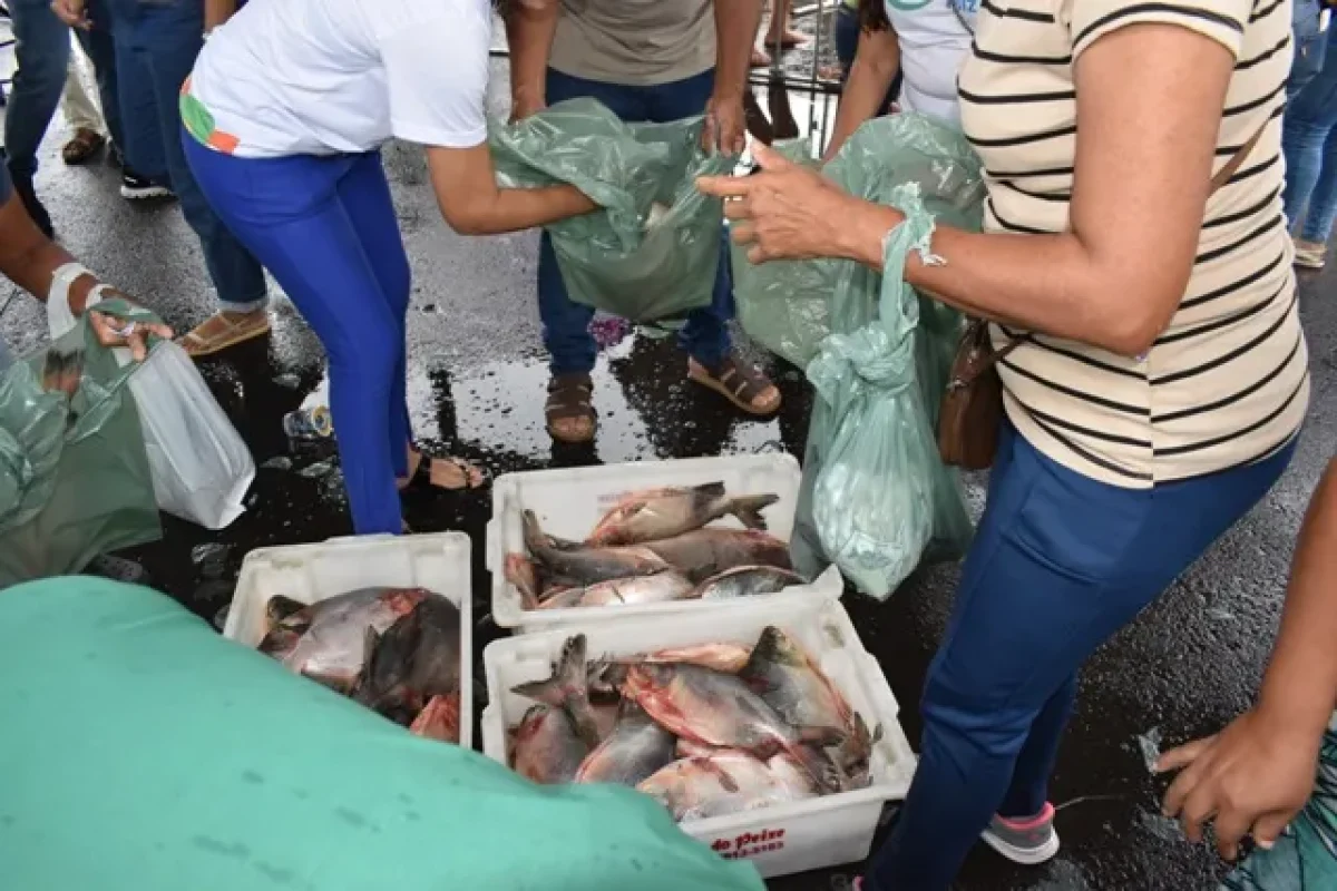 O prefeito acompanhou parte da distribuição dos peixes no Novo Espaço de Eventos, no Bairro Boa Sorte.