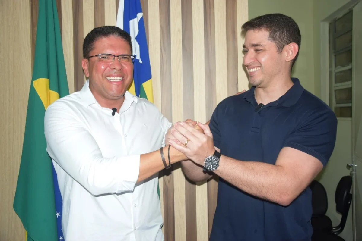 Bocaina-poO prefeito Guilherme Portela (direita) vai se afastar por um ano, quem assume o vice prefeito Naldo Luz Leão (esquerda)sse (13) O prefeito Guilherme Portela (direita) vai se afastar por um ano, quem assume o vice prefeito Naldo Luz Leão (esquerda)