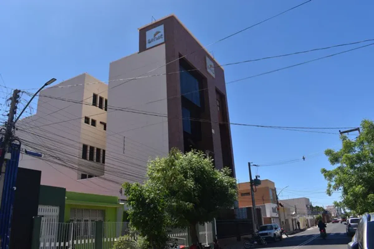 Prédio do SENAC (Serviço Nacional de Aprendizagem Comercial), fica localizado Rua Marcos Parente, 570, Centro.