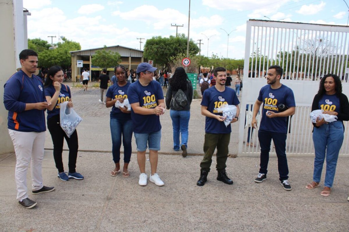 Equipe do Colégio Machado de Assis prestando apoio aos estudantes