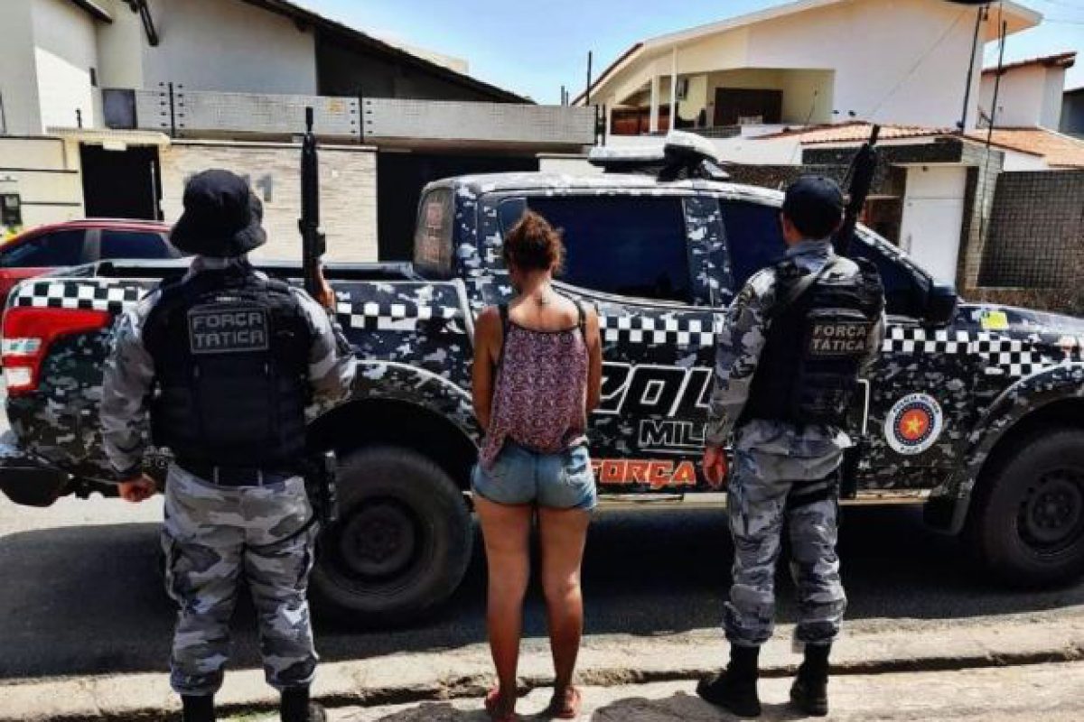 Mulher detida pela polícia - Foto: PM