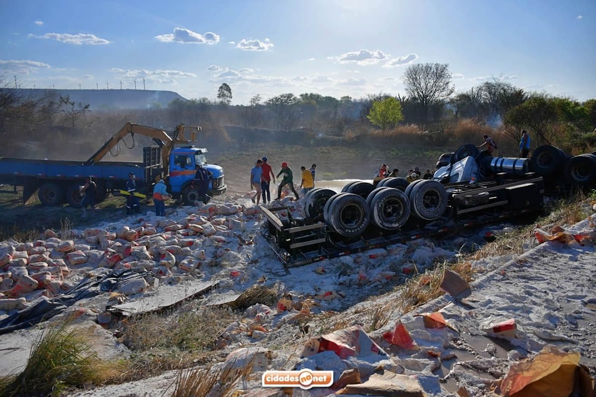 Carreta carregada de farinha tomba em Marcolândia. Foto: CidadesnaNet