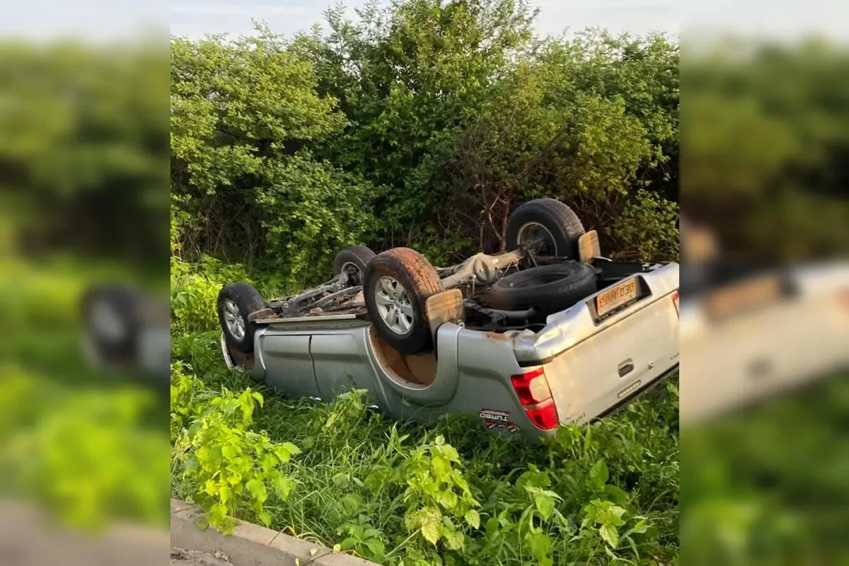 Uma caminhonete Hilux, capotou para fora da rodovia - Foto: Redes Sociais