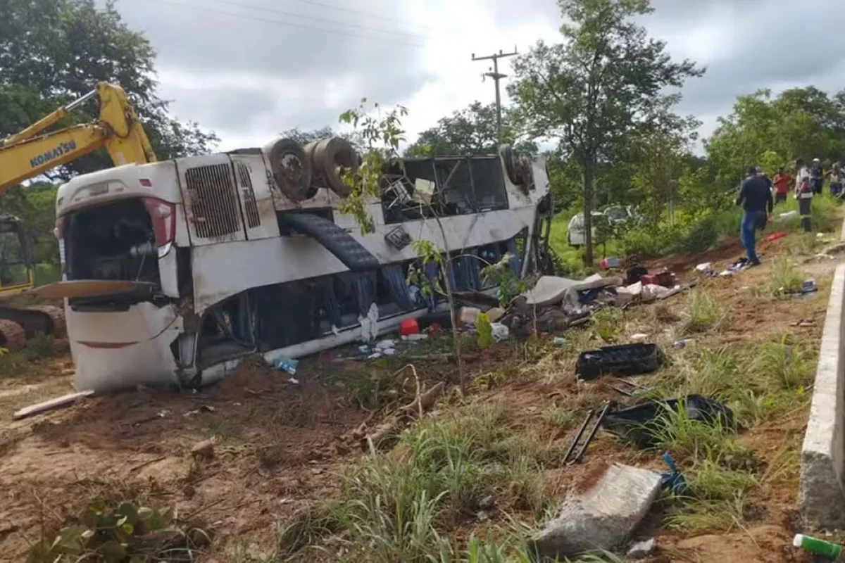 Ônibus com passageiros tomba na BR-135, no Sul do Piauí — Foto: Valdênio Gomes/Rádio Cerrado FM