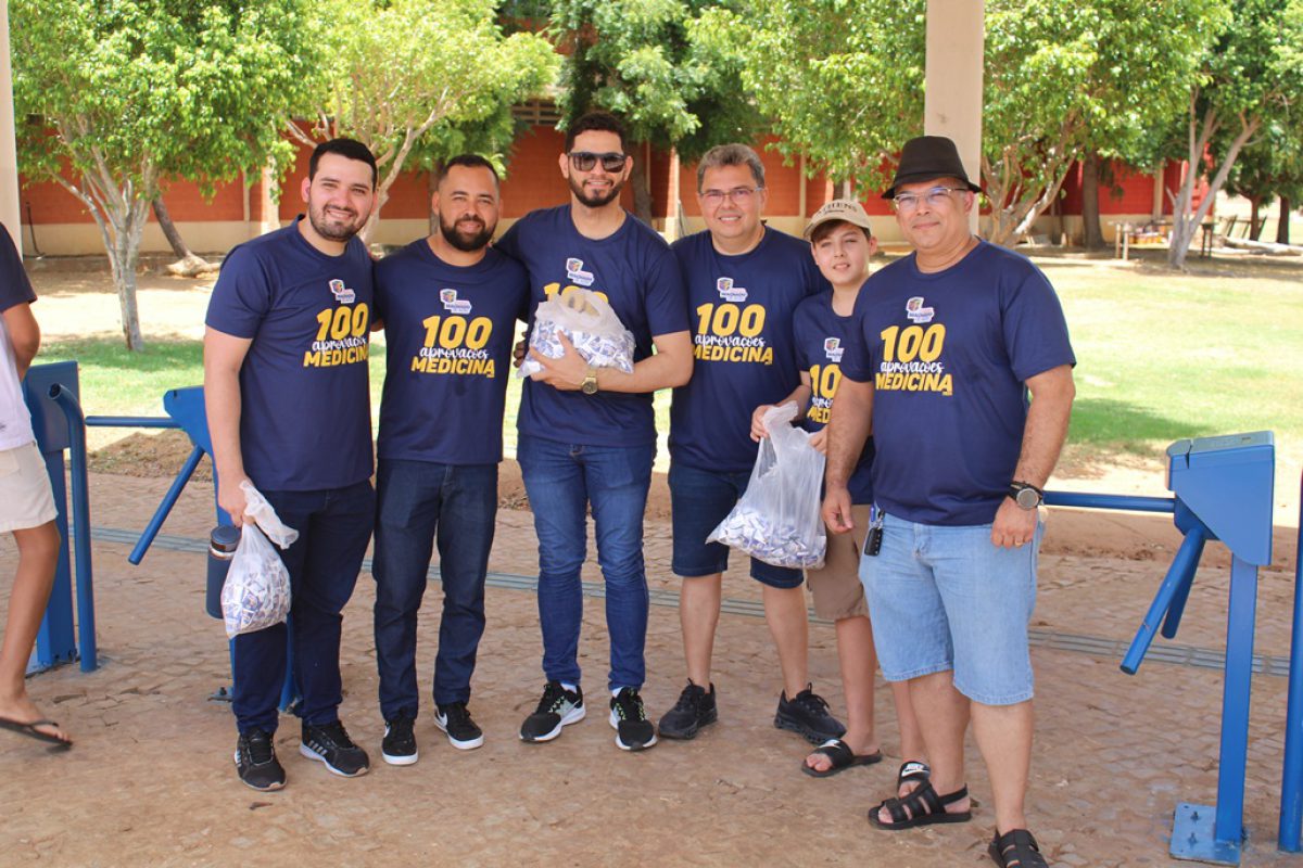 Equipe do colégio Machado de Assis prestigiando o segundo dia de provas