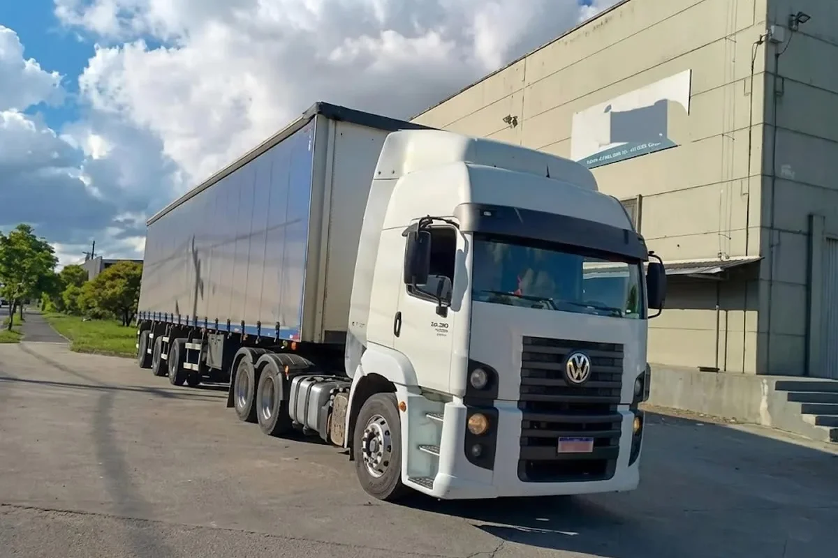 Caminhão roubado junto com a carga
