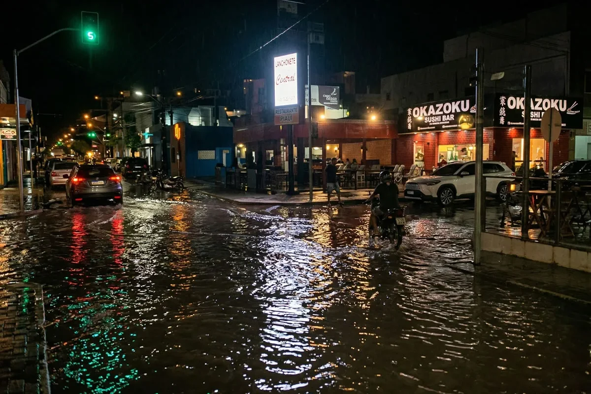 chuva-picos-quarta Chuva forte alaga praça de alimentação e cancela Paixão de Cristo em Picos.