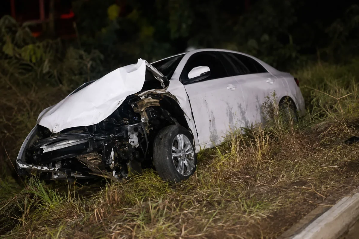 A colisão envolveu dois automóveis de passeio e mobilizou equipes de socorro e autoridades responsáveis pelo atendimento da ocorrência.