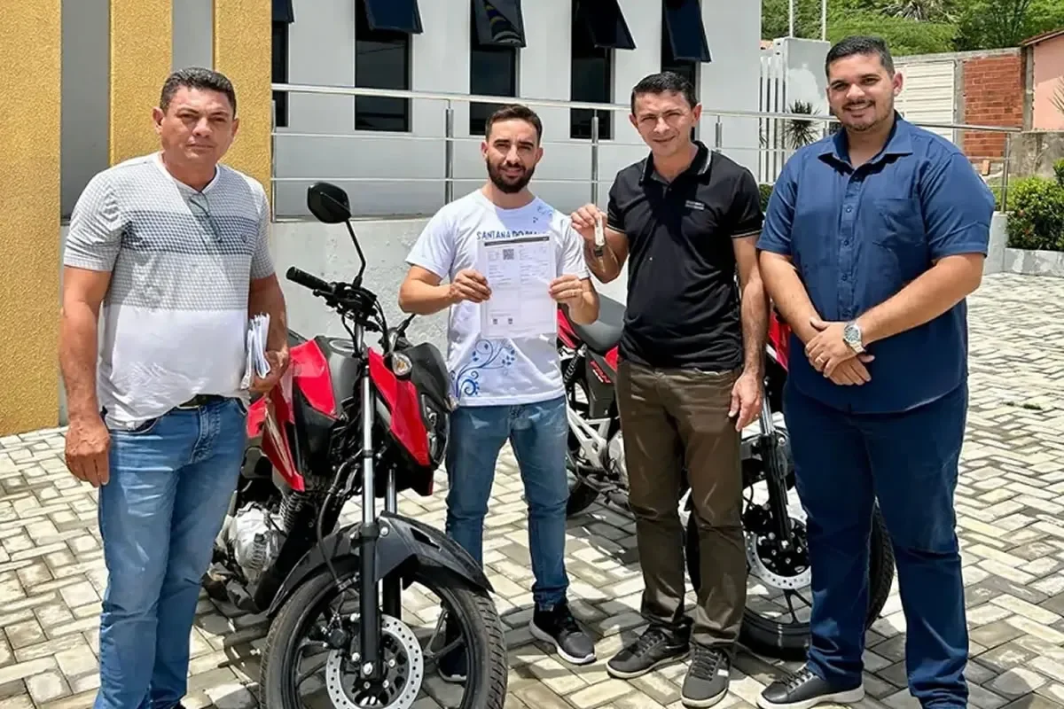 Prefeito de Santana do Piauí, Adonaldo Cassiano, fez a entrega de quatro motocicletas para as secretarias municipais.