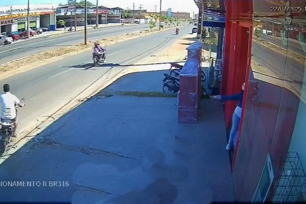 Moto Honda Bros é roubada em frente a loja no bairro Catavento