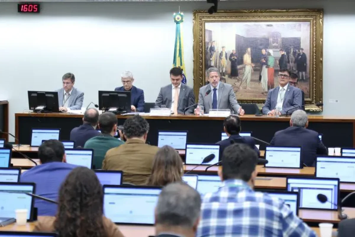 Comissão especial vota parecer do deputado Arthur Lira