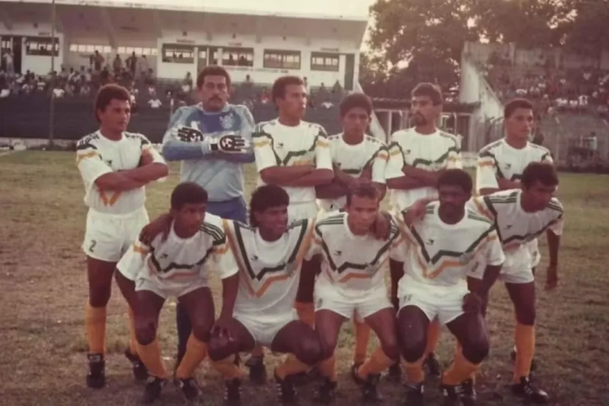 leonardo-piauiense Leonardo é o primeiro agachado, da esquerda para a direita, na foto do time do Picos que venceu o Piauiense 1991 — Foto: Severino Filho - O Buim