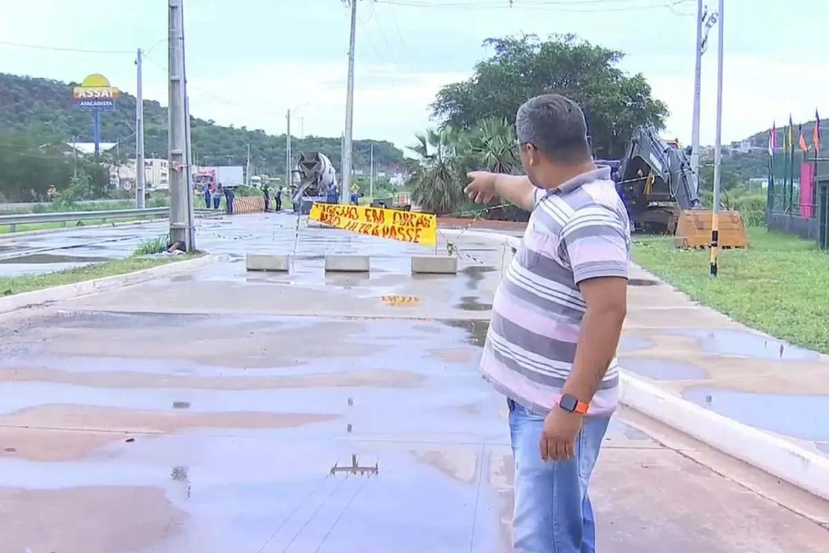 Motoqueiro sofreu acidente após cair em buraco de obra não sinalizada – Foto: Cidade Verde