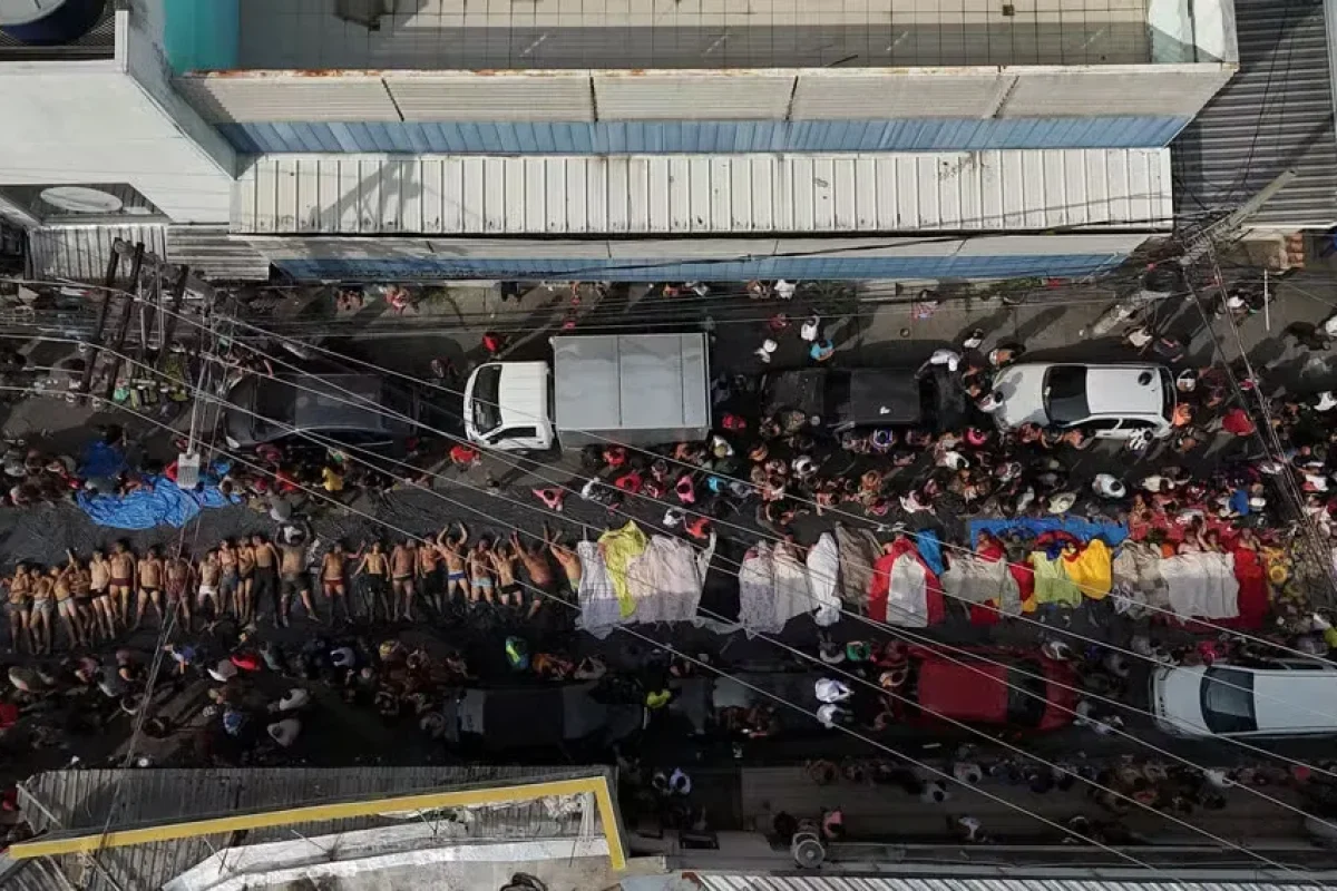 Imagem de drone mostra corpos levados a praça no Complexo da Penha, na Zona Norte do Rio de Janeiro, no dia 29 de outubro de 2025 — Foto: Ricardo Moraes/Reuters