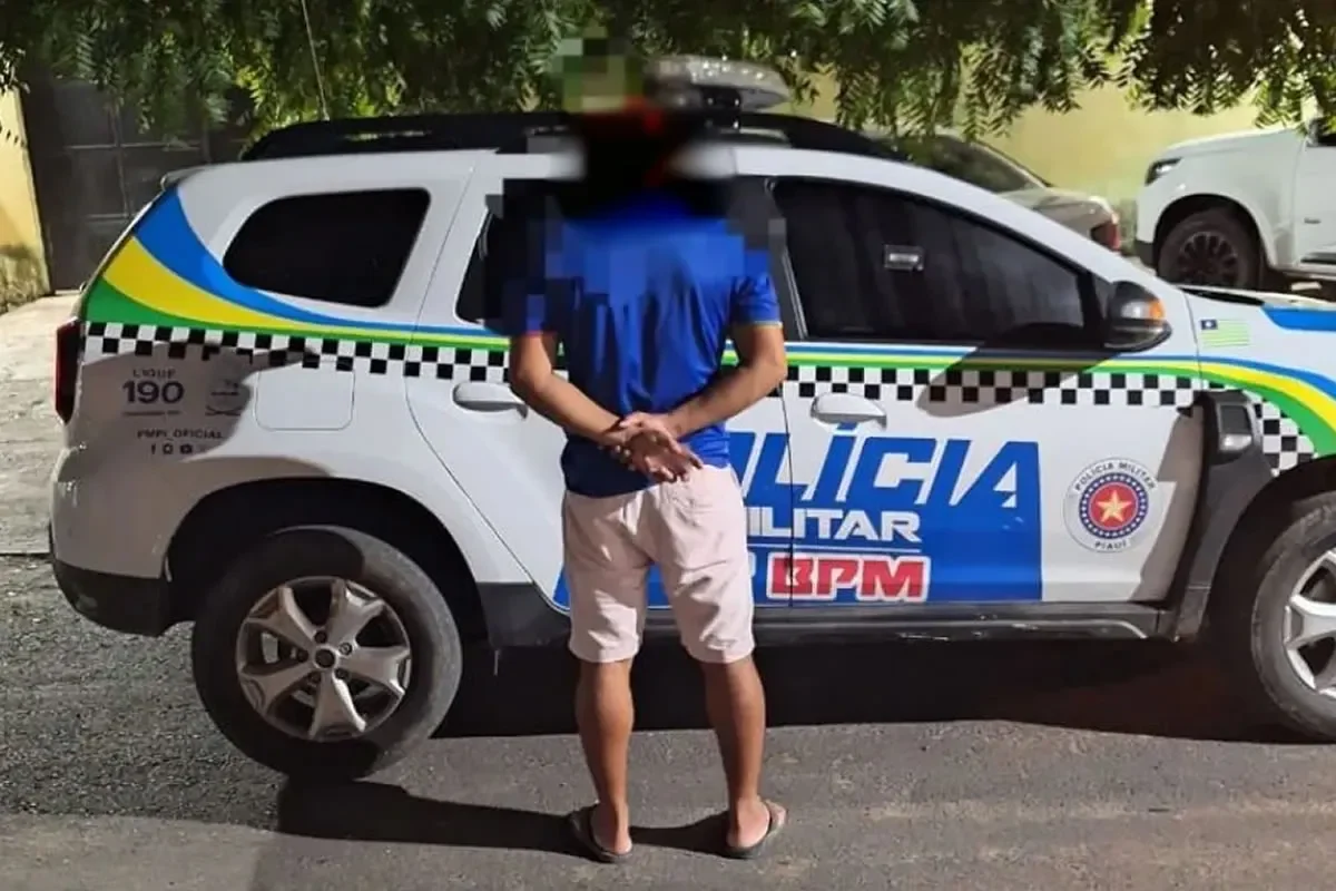 Os policiais acompanharam a vítima até a residência, onde encontraram o agressor e efetuaram a prisão em flagrante.