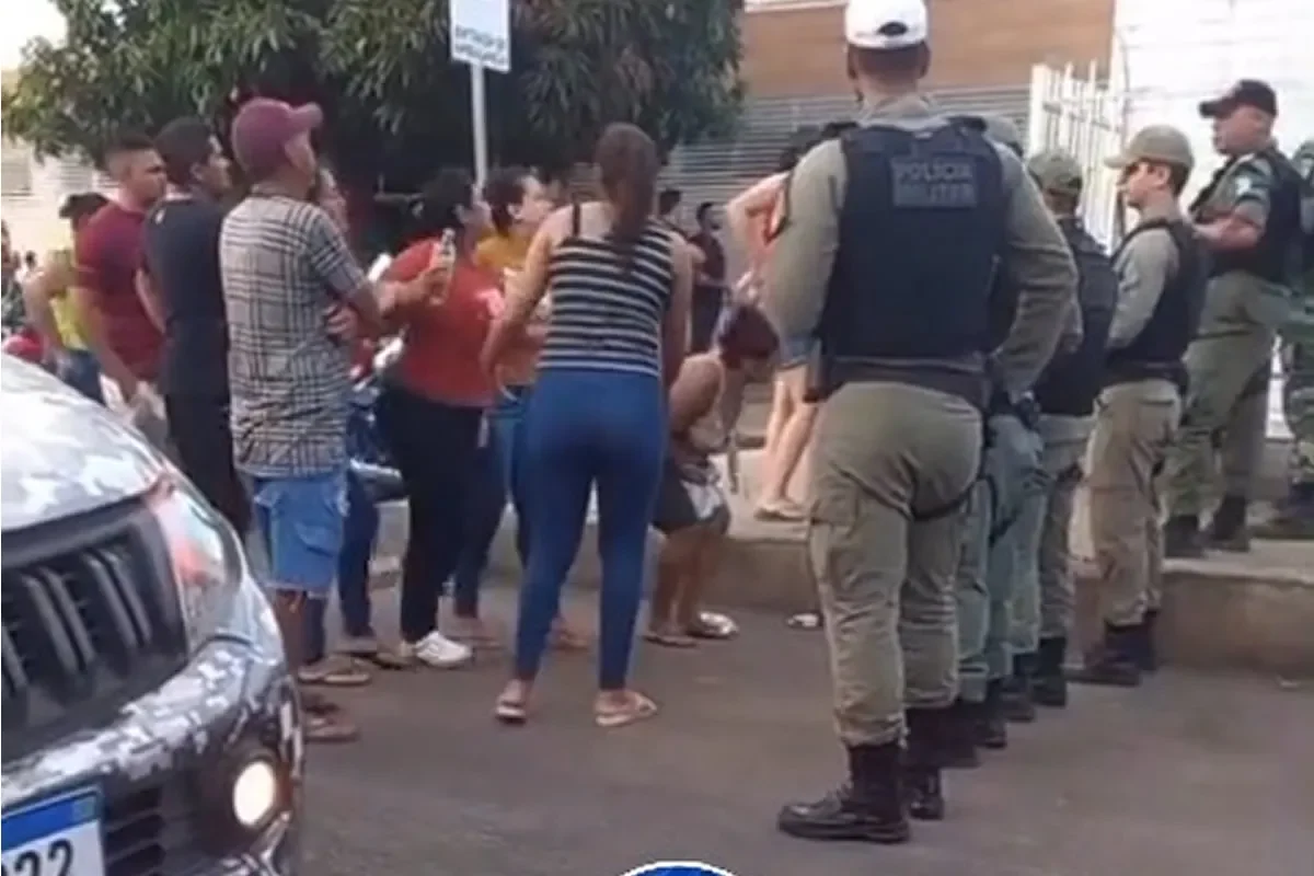 Protesto em frente ao HOspital Regional de Picos