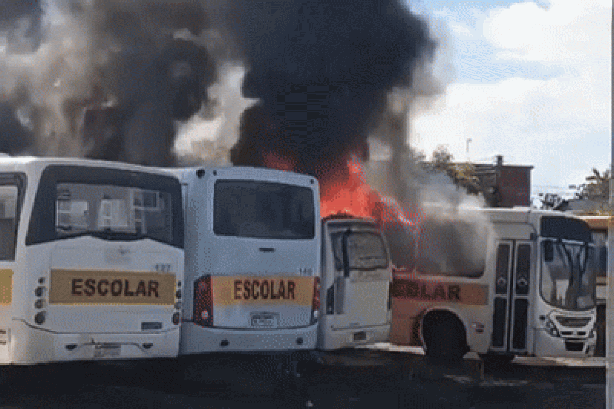 Incêndio em ônibus escolares de PIcos - Foto: Redes Sociais